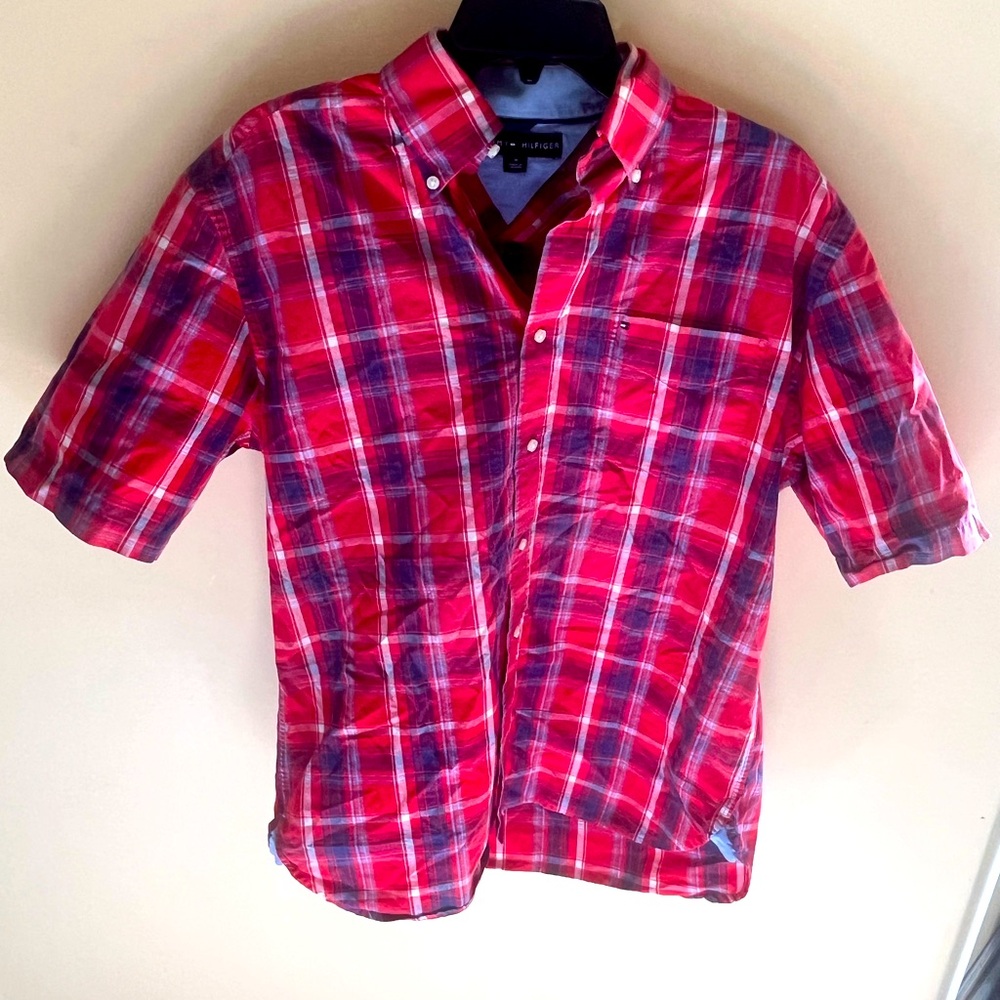 Vintage 1990s Tommy Hilfiger Men’s Short Sleeve Button Down Shirt. Medium red.